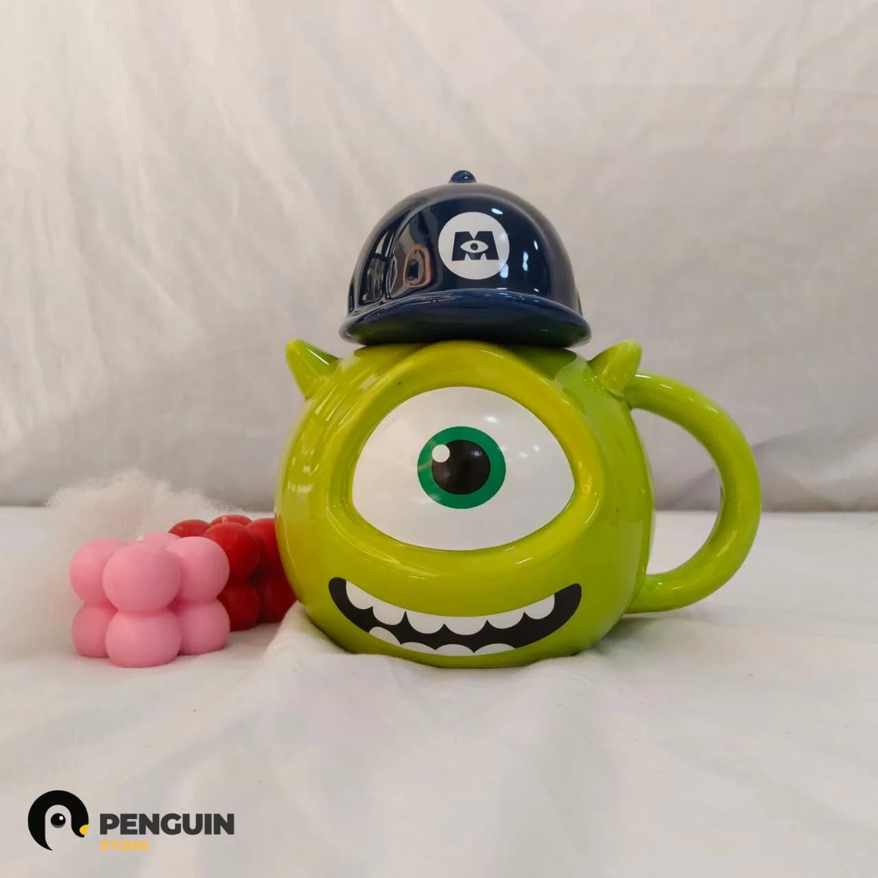 مج "مارد وشوشني" (Mike Wazowski) ثري دي - مج سيراميك بـ غطاء "الكاب" لزوم الروقان والطاقة الإيجابية من Penguin Store 💚👁️☕