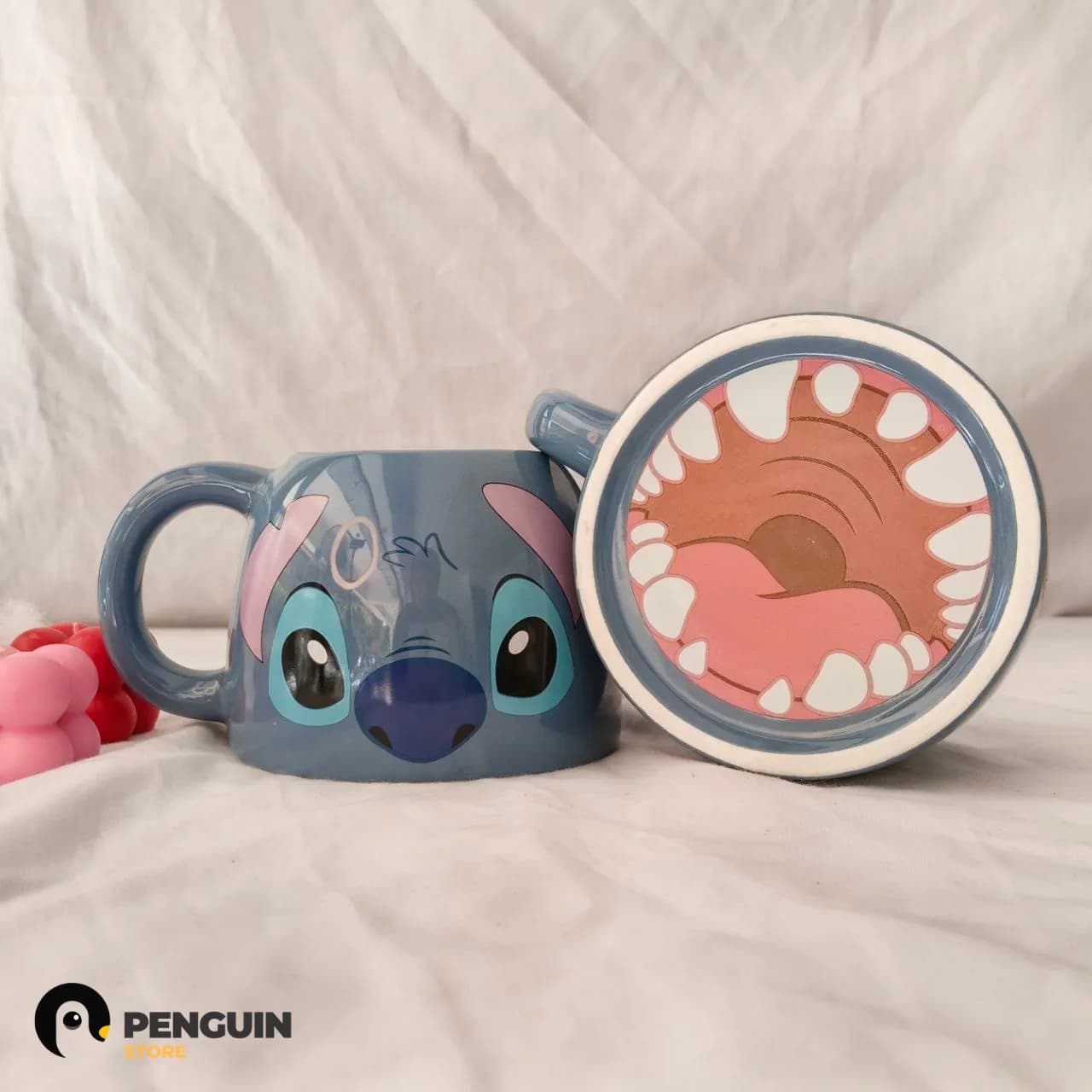 مج "ستيتش" (Stitch) العجيب - مج سيراميك بـ طبعة القاع الضاحكة (Bottom Print) وتصميم ديزني الأيقوني للروقان والبهجة 💙 فم ستيتش المفتوح 😲☕