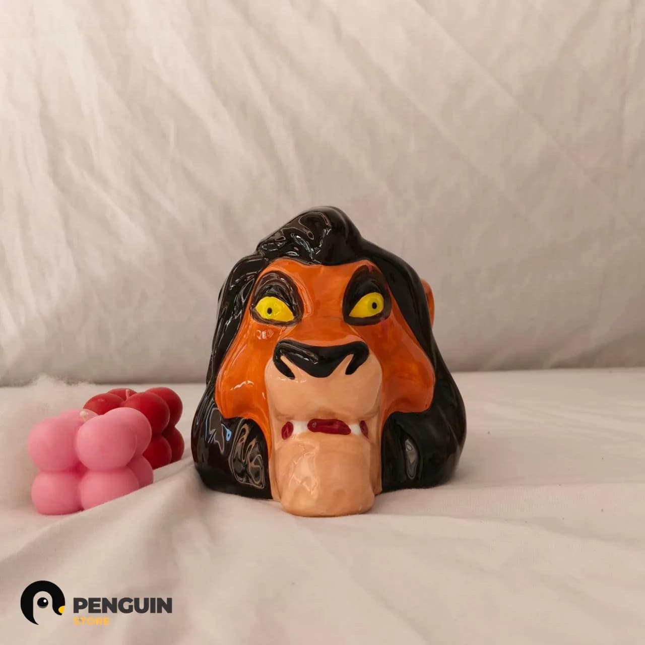 مج "سكار" (Scar) ثري دي - مج سيراميك مجسم بتفاصيل دقيقة لزوم الهيبة والروقان من كولكشن Penguin Store 🦁🖤☕