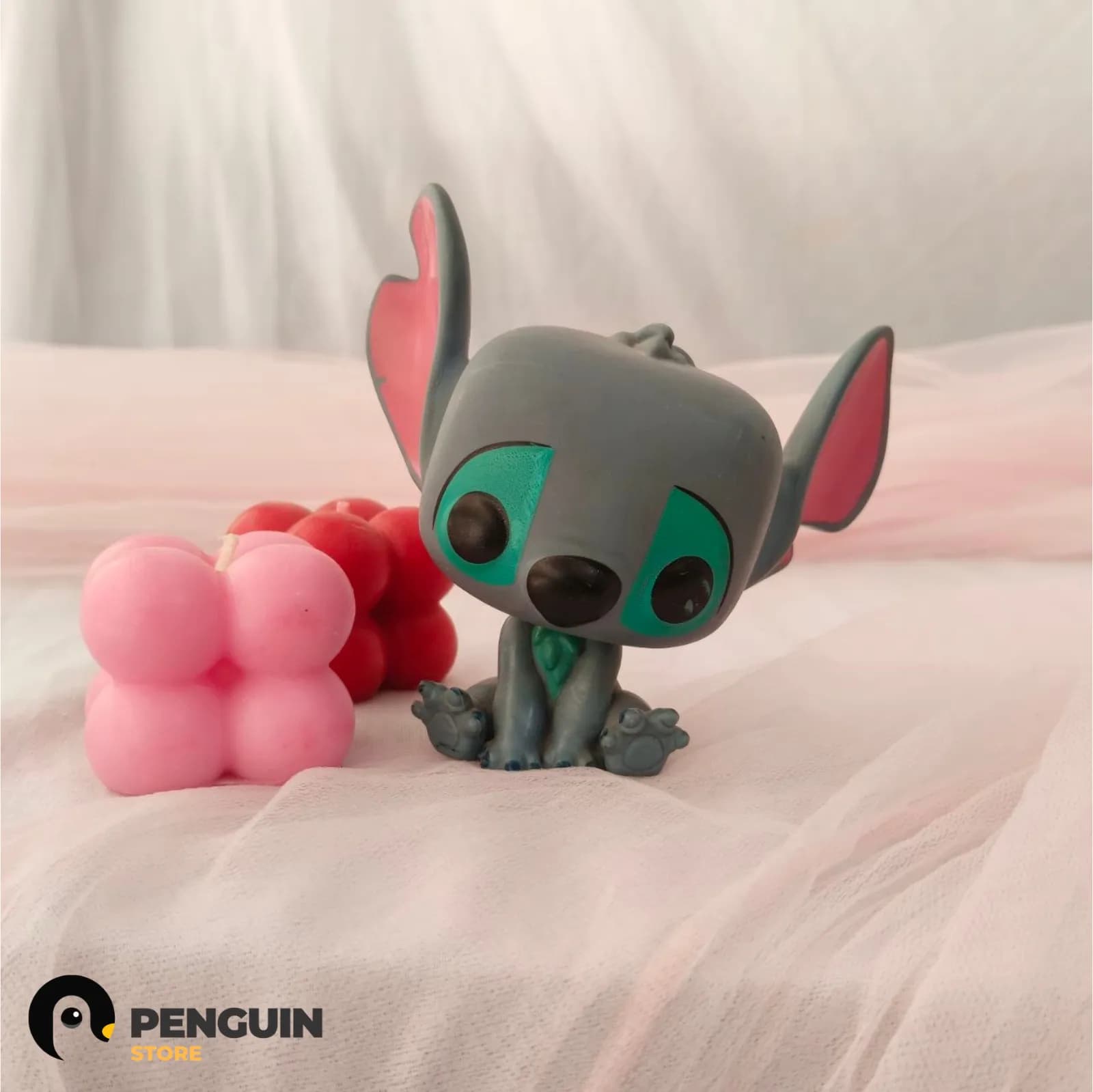 فيجر "ستيتش" (Stitch) بوضعية الجلوس - تحفة ديكور "Funko Style" لزوم الروقان والـ Setup المطرقع من Penguin Store 💙👽✨