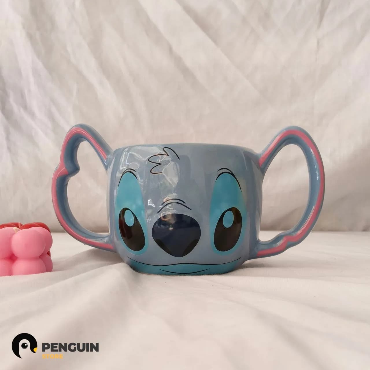مج "ستيتش" (Stitch) بـ يدين (ودان) - مج سيراميك مجسم بـ مسكة مزدوجة لزوم التوازن والبهجة من Penguin Store 💙✨☕