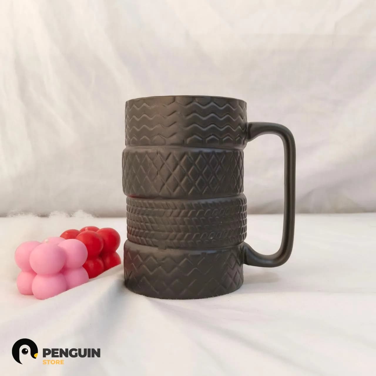 مج "إطارات" (Tires) ثري دي - مج سيراميك أسود مط (Matte Black) تفاصيل بارزة لزوم الهيبة والروقان 🖤🏎️☕